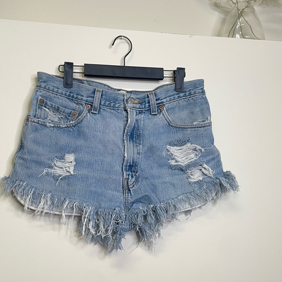 LEVIS cut off denim shorts - Picture 2 of 8